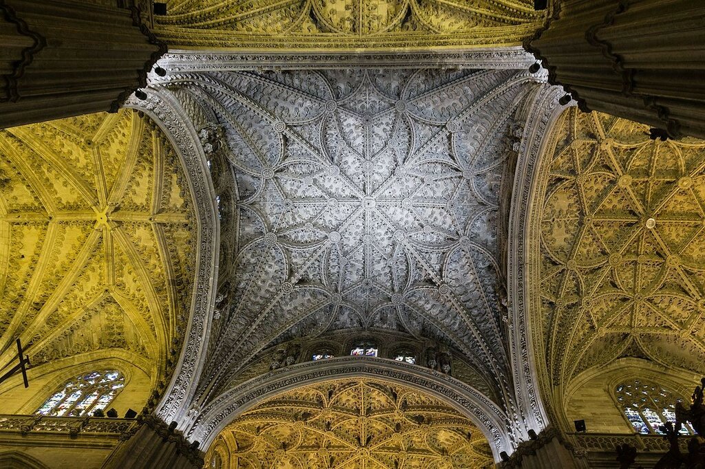 Bottom_view_of_the_crossing_over_the_main_chapel_of_the_Roman_Catholic_cathedral_of_Seville.jpg