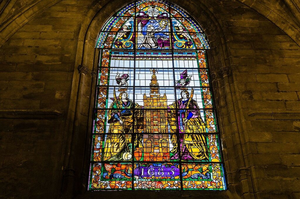 Stained-glass_window_in_Seville_cathedral.jpg