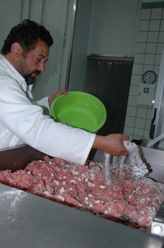 Как в Италии делают колбасу