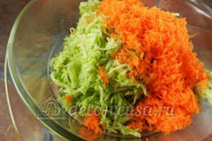 Оладьи из кабачков с морковью: Соединить ингредиенты