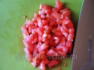 Турецкая пиде: Измельчаем помидоры
