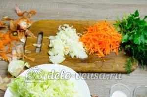 Щи из свежей капусты: Лук и морковку измельчить