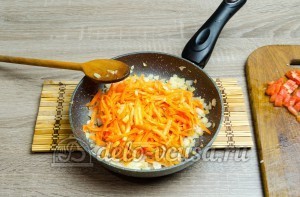 Щи из свежей капусты: Добавляем к луку морковь