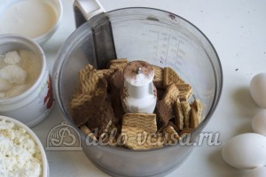 Чизкейк с малиной: Печенье измельчить
