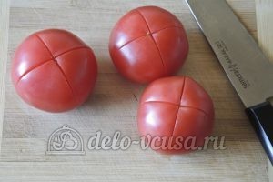 Лобио из стручковой фасоли: Делаем крестообразные надрезы на помидорах