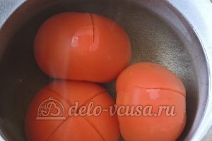 Лобио из стручковой фасоли: Опускаем томаты в крутой кипяток