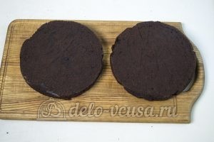 Шоколадно-кокосовый торт: Подравниваем коржи