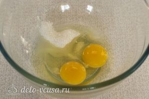 Творожные пончики: Яйца взбить с сахаром