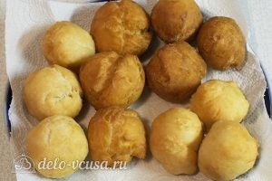 Творожные пончики: Кладем пончики на бумажное полотенце