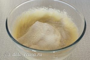Творожные пончики: Просеять муку