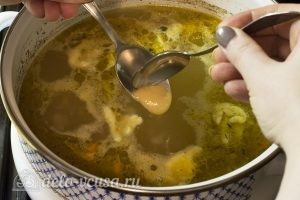 Куриный суп с клецками: Кладем клецки в суп