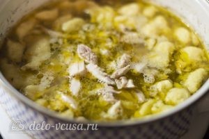 Куриный суп с клецками: Добавить мясо в суп