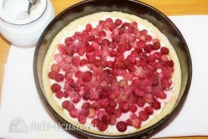 Песочный пирог с творогом и ягодами: Присыпаем все сахарным песком