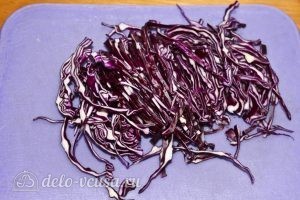 Салат Коул Слоу с капустой: Шинкуем краснокочанную капусту