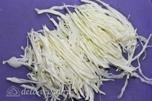 Салат Коул Слоу с капустой: Шинкуем капусту белокочанную
