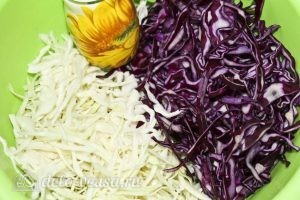 Салат Коул Слоу с капустой: Солим и разминаем всю капусту