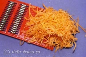 Салат Коул Слоу с капустой: Натираем морковь