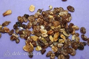 Салат Коул Слоу с капустой: Сливаем воду с изюма