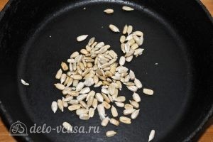 Салат Коул Слоу с капустой: Поджариваем семечки