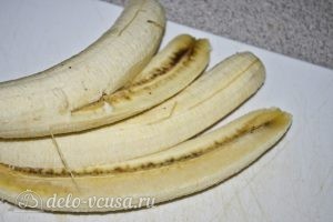 Запеканка с йогуртом: Разрезаем бананы