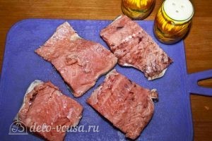 Запеченная красная рыба с овощами: Солим и приправляем рыбу