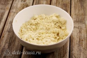 Киш с курицей и грибами: Добавляем в муку масло