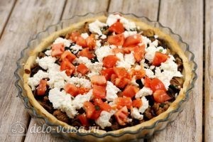 Киш с курицей и грибами: Выкладываем помидоры