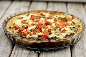 Киш с курицей и грибами: Все это заливаем омлетной жидкостью и ставим запекаться