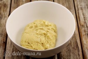 Киш с курицей и грибами: Добавляем в тесто воду