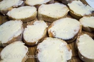Брускетта с помидорами и сыром: Намазать ломтики хлеба сыром