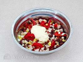 Салат с копченой курицей и фасолью: Посолить и заправить майонезом
