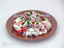 Салат с копченой курицей и фасолью готов