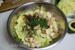 Салат с креветками и авокадо: Измельчить листья салата