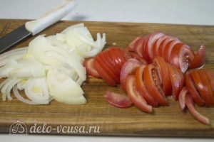 Картофель запеченный с курицей: Нарезать лук и помидоры