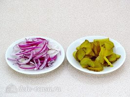 Крабовый салат с авокадо: Нарезать лук и огурец