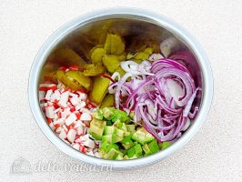 Крабовый салат с авокадо: Смешать ингредиенты