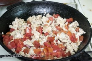 Макароны с курицей и сырным соусом: Добавить помидоры к мясу