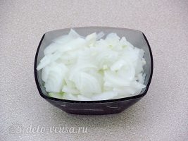 Классический французский луковый суп: Нарезать лук