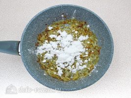 Классический французский луковый суп: Добавить муки