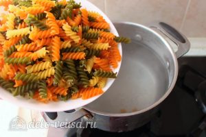 Паста с семгой в сливочном соусе: Отварить макароны