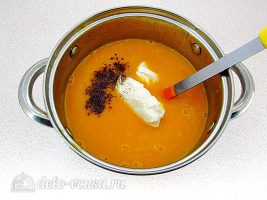 Тыквенный суп-пюре с плавленным сыром и сухариками: Добавить сыр и специи