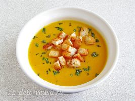 Тыквенный суп-пюре с плавленным сыром и сухариками готов