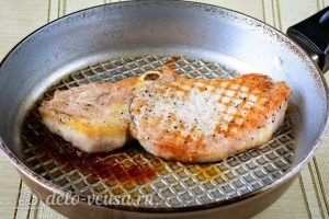 Антрекот из свинины на сковороде: Обжарить мясо с двух сторон