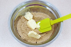 Низкокалорийный йогуртовый торт с бананом и киви: фото к шагу 2.