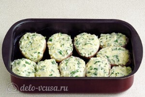 Картофель в духовке с сыром и чесноком: фото к шагу 8.
