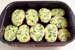 Картофель в духовке с сыром и чесноком: фото к шагу 9.