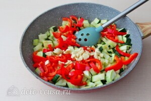 Фрикадельки из индейки в овощном соусе: фото к шагу 4.