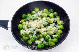 Запеченная брюссельская капуста с сыром: фото к шагу 4.