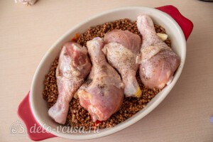 Курица с гречкой в духовке: фото к шагу 8.
