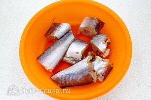 Хек с овощами и сметаной: фото к шагу 7.